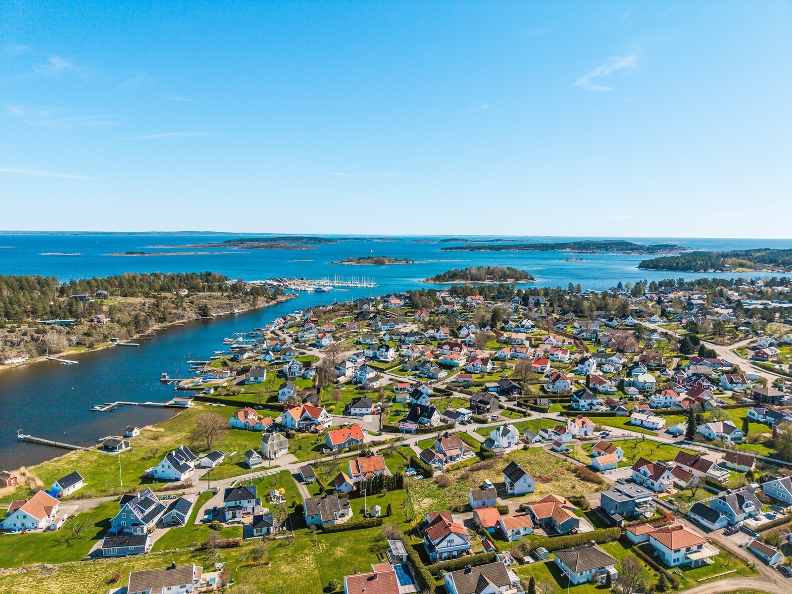 Et vakkert kystlandskap preger området rundt Nesbryggen. Galleribilde