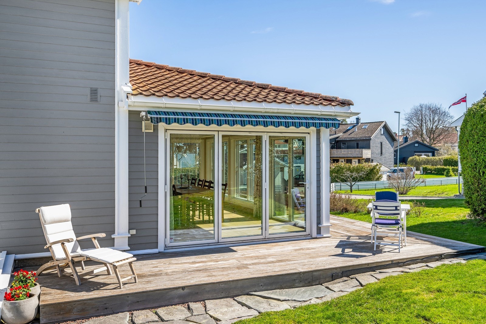Terrassen utenfor spisestuen er på 25 m² og har god plass til sittegruppe. Galleribilde