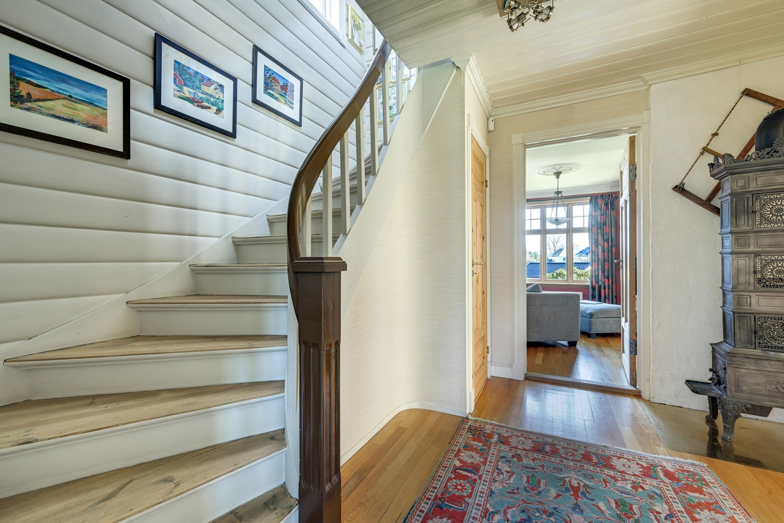 Den malte tretrappen binder etasjene sammen på en elegant måte. Galleribilde