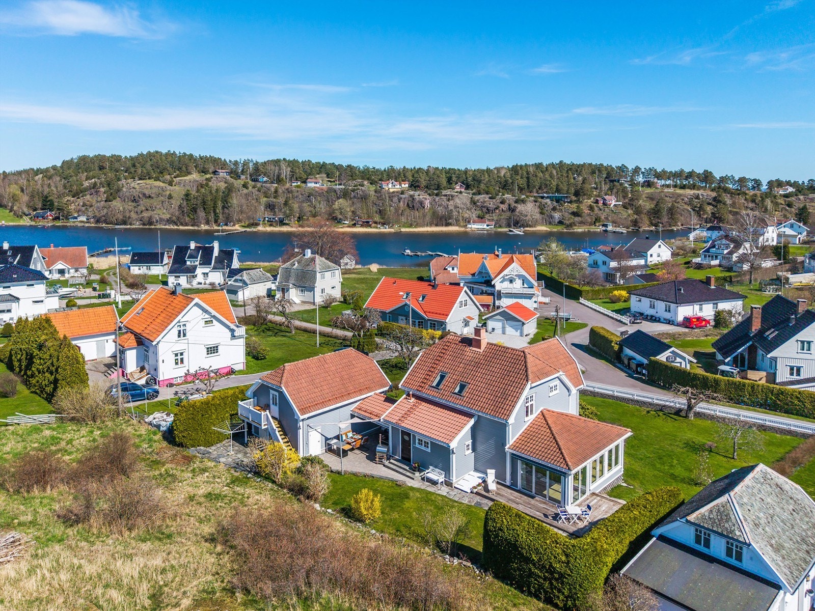 Nærmeste dagligvarebutikk, Meny Nøtterøy, ligger kun 4 minutter unna med bil. Galleribilde