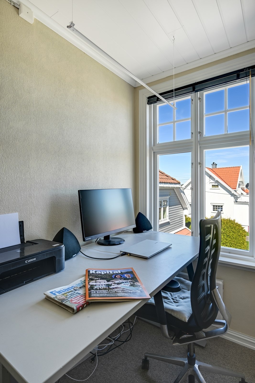 En lys og fin arbeidsplass ved vinduet. Galleribilde