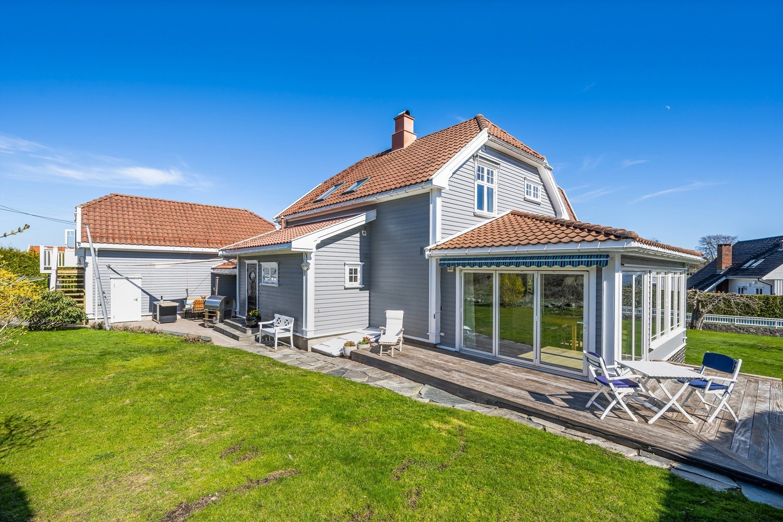 Eiendommen har en stor og pent opparbeidet hage med plen og beplantning. Galleribilde
