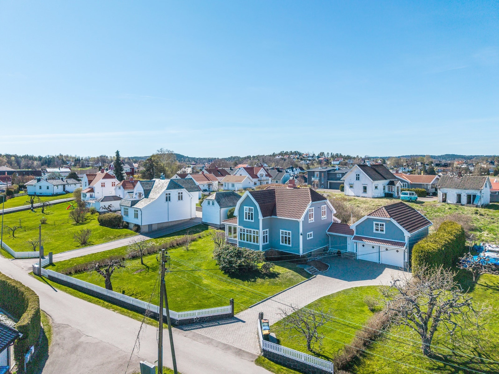 Oversikt over eiendommen og den private veien som fører inn til huset. Galleribilde
