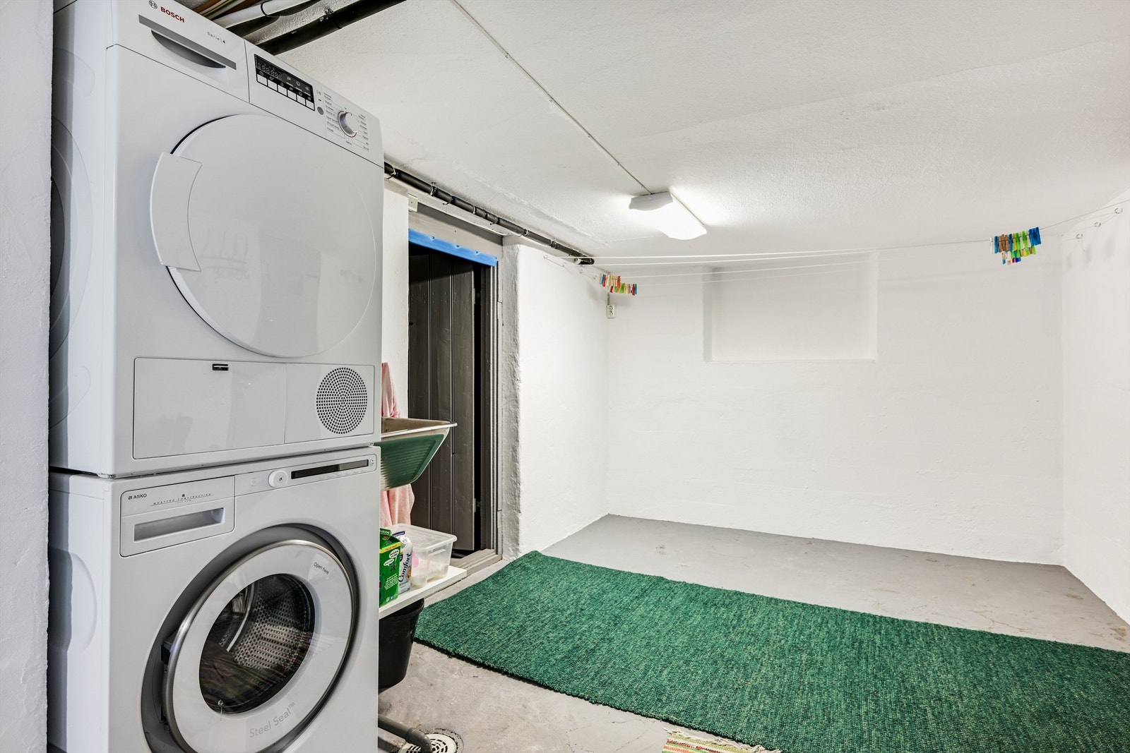 Praktisk vaskerom med opplegg for vaskemaskin og tørketrommel. Galleribilde