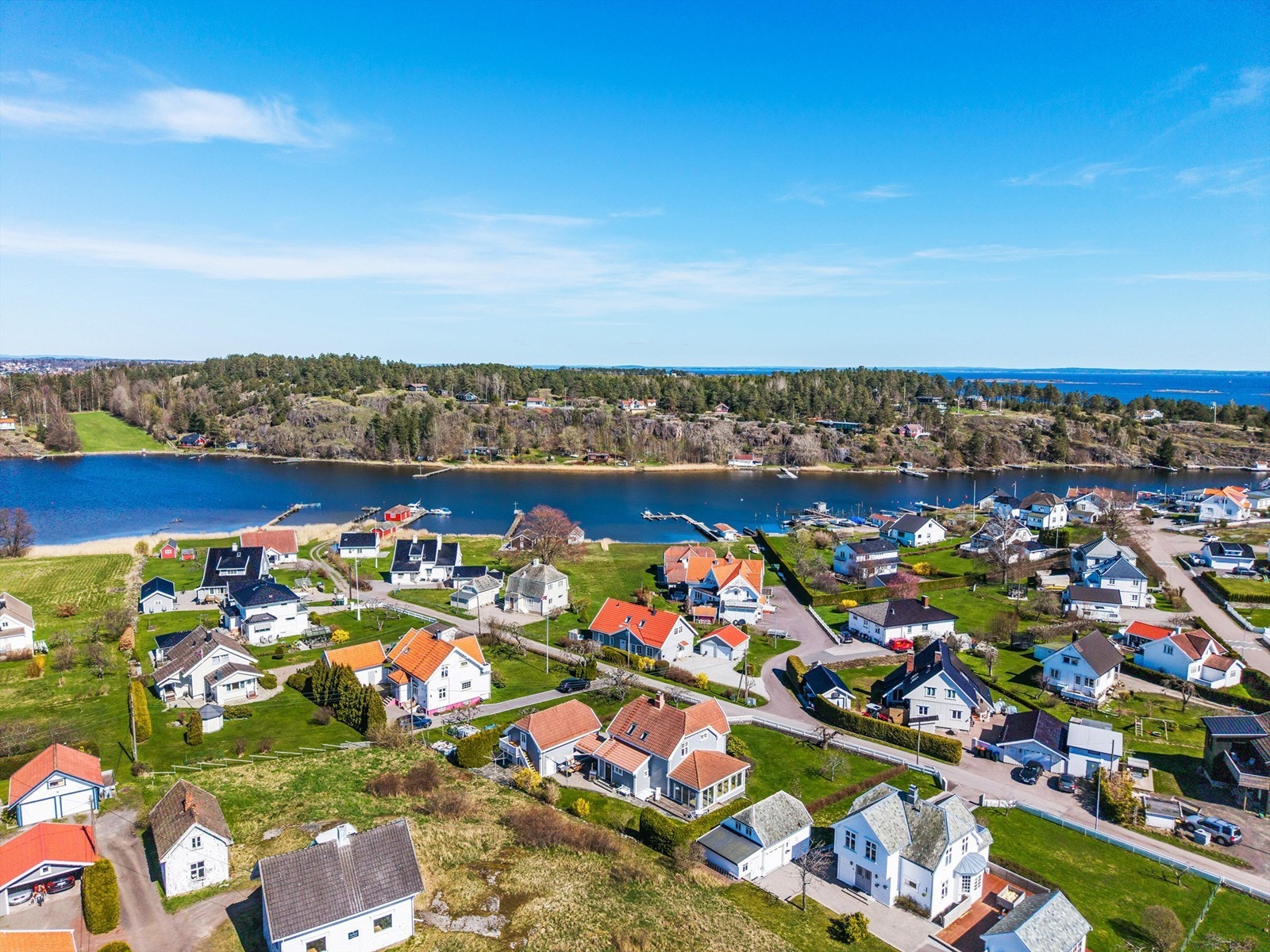 Fra eiendommen er det kort vei til sjø og strand. Galleribilde