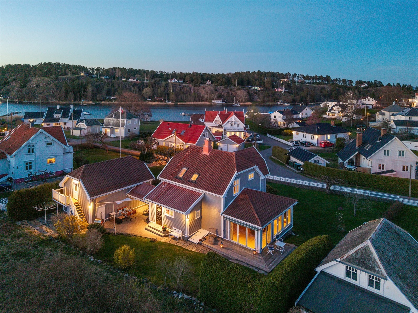 Beliggenheten på Nesbryggen gir nærhet til sjøen og flotte turområder. Galleribilde