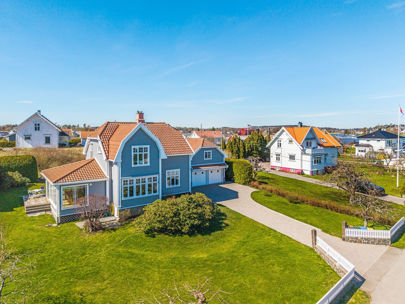Eiendommen ligger på en lett skrånende tomt med gode solforhold. Galleribilde