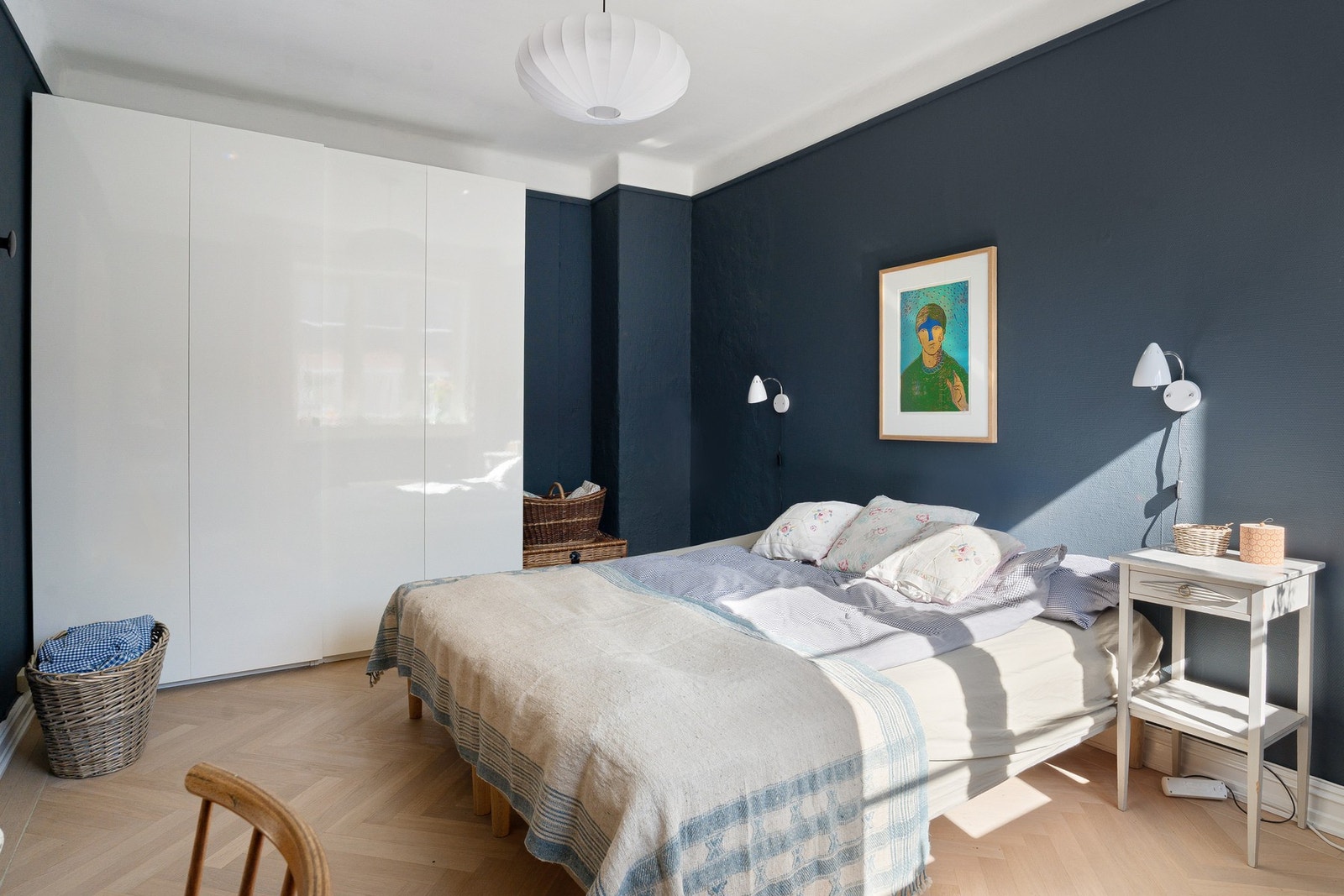 Her ligger det godt til rette for å skape en lun og avslappende sone, samtidig som rommet fungerer som en naturlig privat del av boligen. Galleribilde