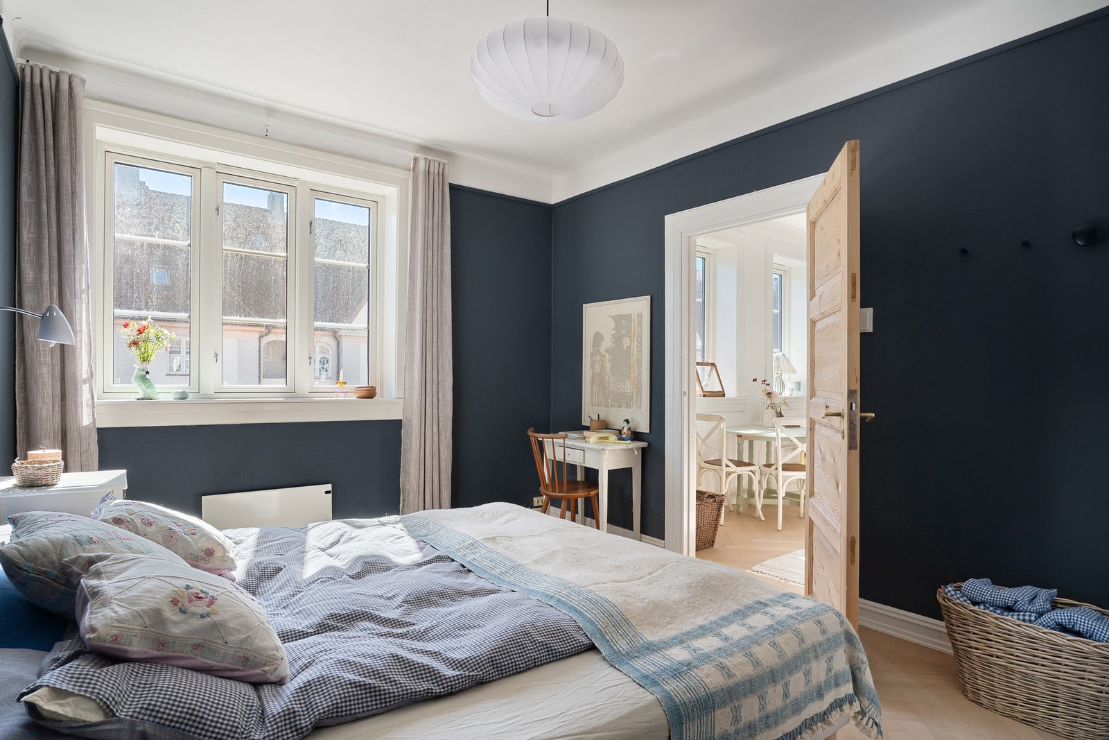 Svært generøst soverom med delikate fargevalg, stort vindu og hyggelig utsyn mot bakgården. Galleribilde