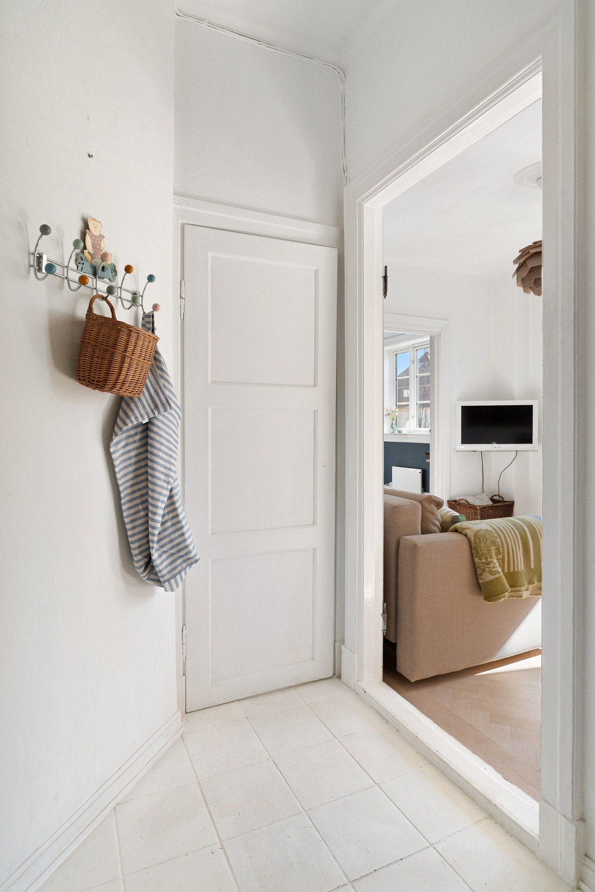 Leiligheten disponerer to boder som gir praktisk lagringsplass. Det disponeres én kjellerbod målt til ca. 5,5 m², samt én loftsbod med skråtak målt til ca. 3,5 m². Galleribilde