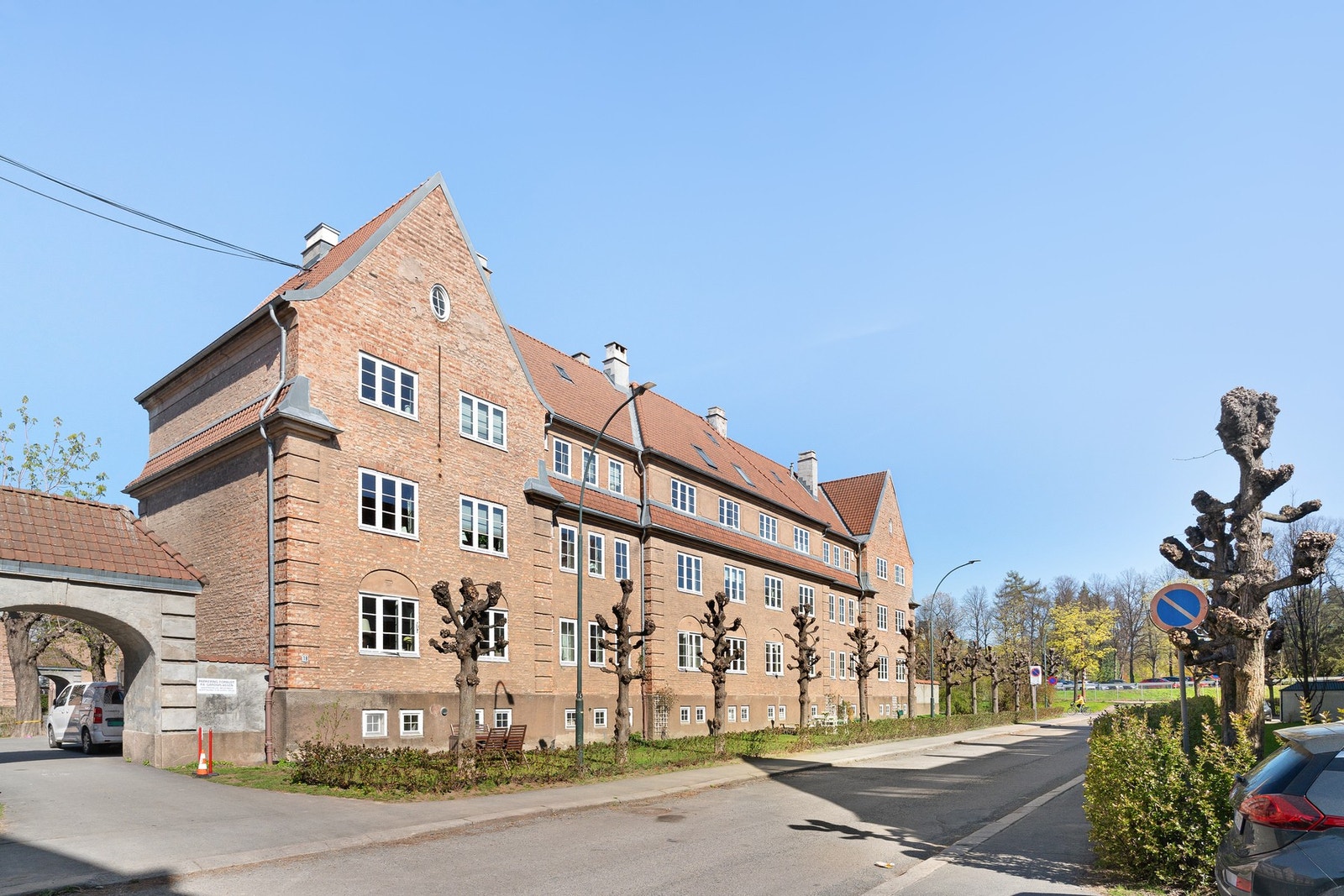 Med sin gode beliggenhet, nærhet til tjenester og aktiviteter, samt det vakre og barnevennlige miljøet, er det en perfekt base for å nyte livet i denne byen. Galleribilde
