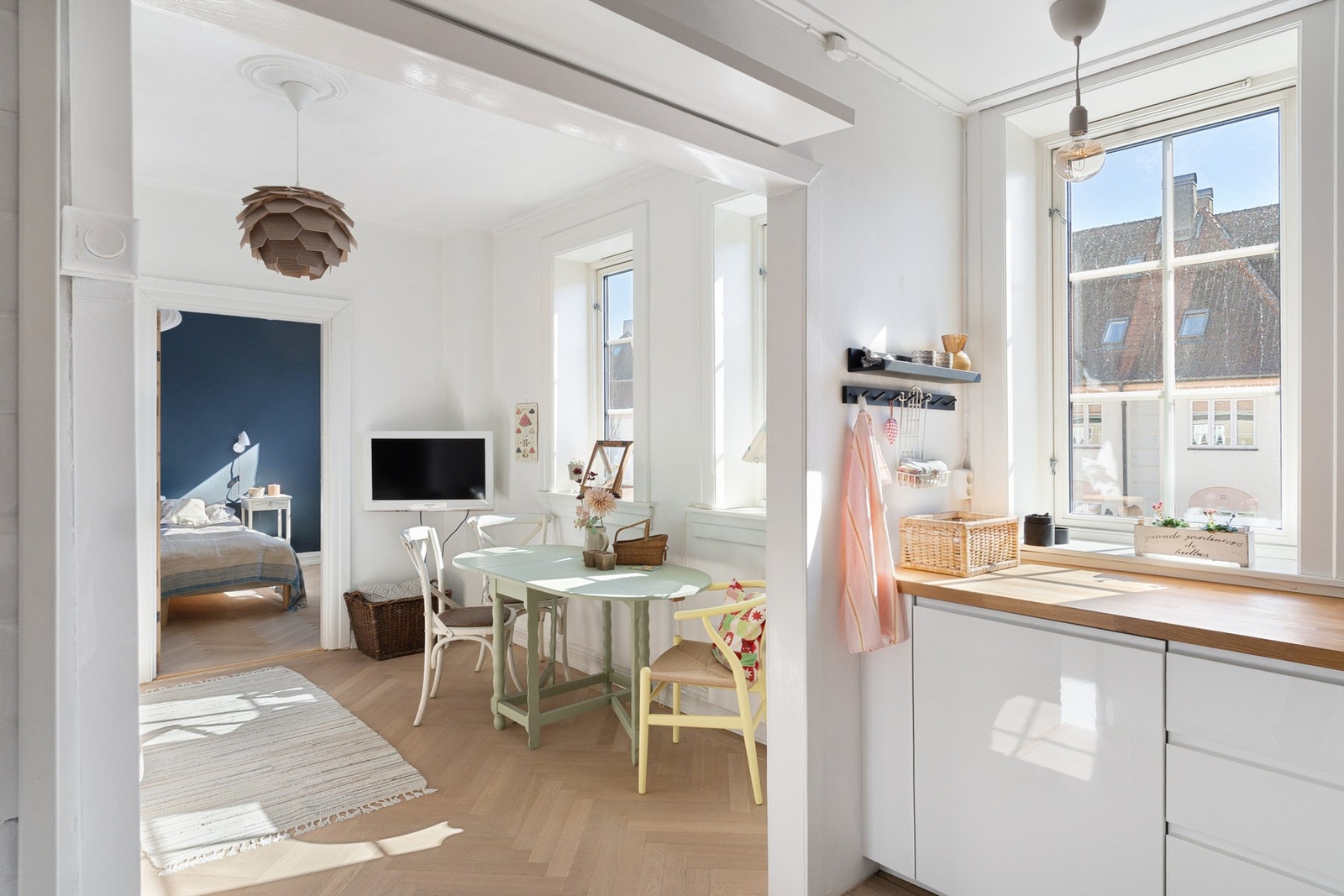 Rekken av store vindusflater gir en fantastisk romfølelse i hele leiligheten. Galleribilde
