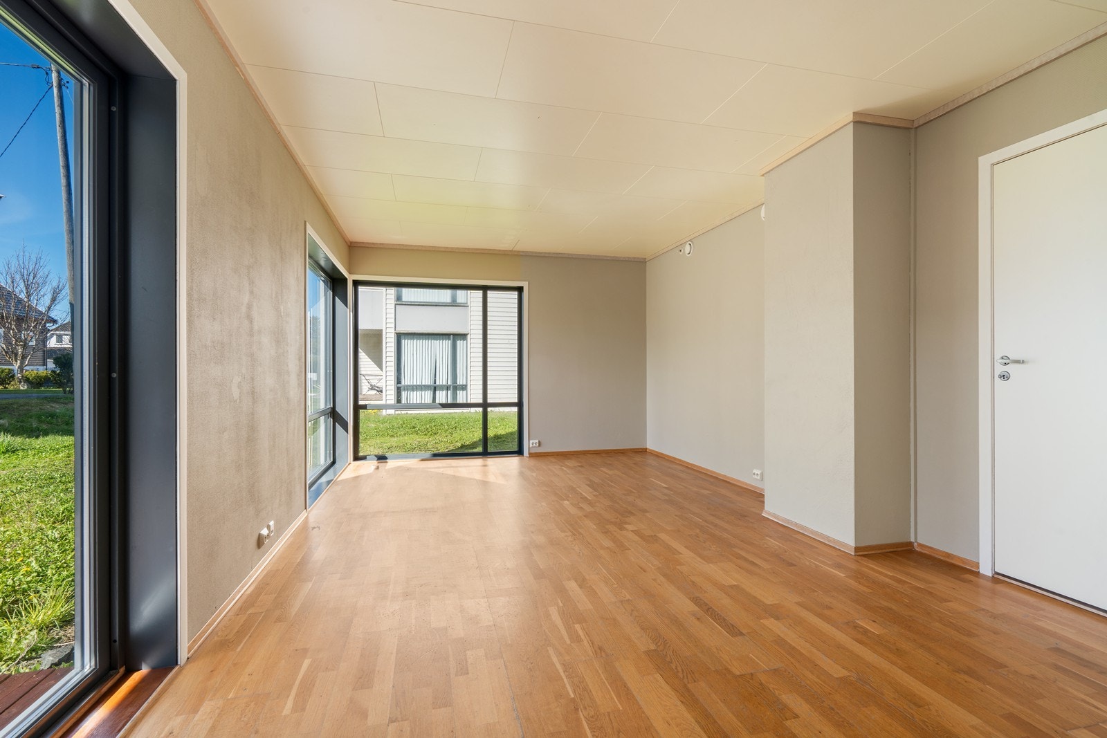 Rikelig med plass til sofagruppe og spisestue Galleribilde