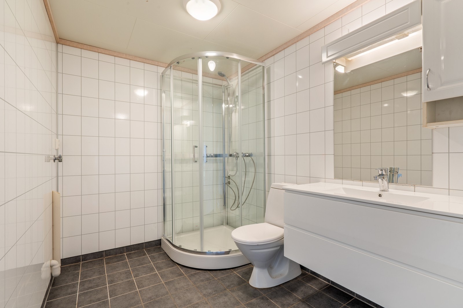 Bad/wc med dusjkabinett, varmekabler og opplegg for vaskemaskin Galleribilde