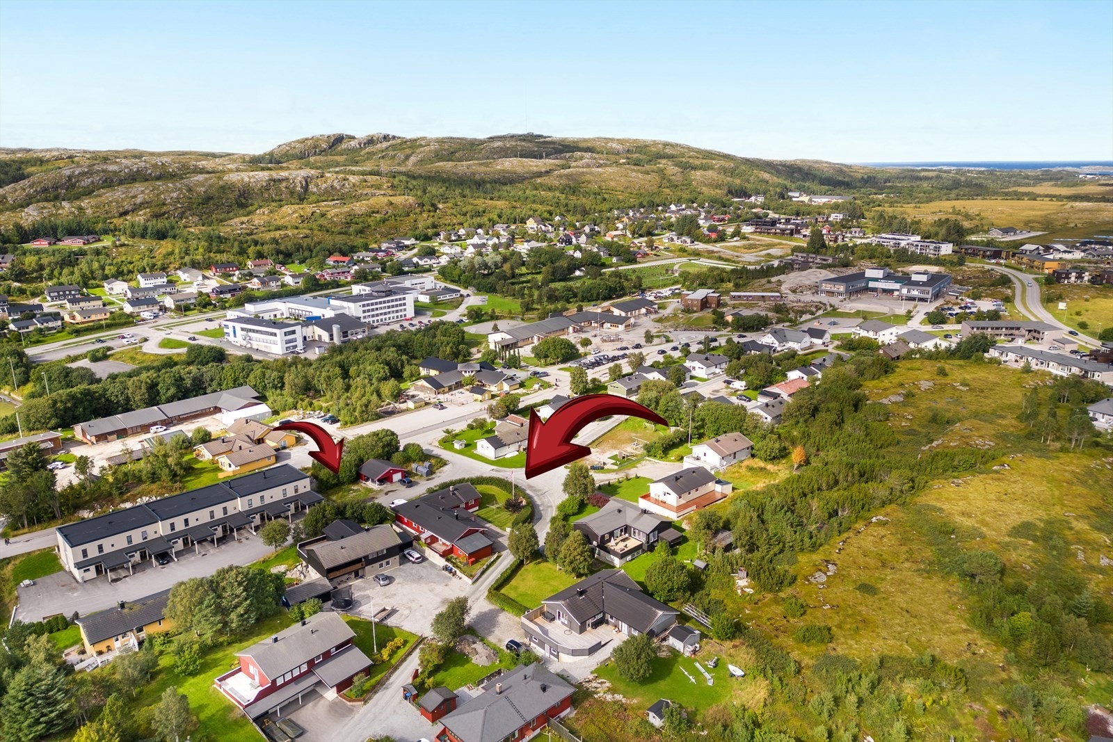 Bolig og garasjetomta med oversikt over nærområdet, foto Jimmy Seo Galleribilde