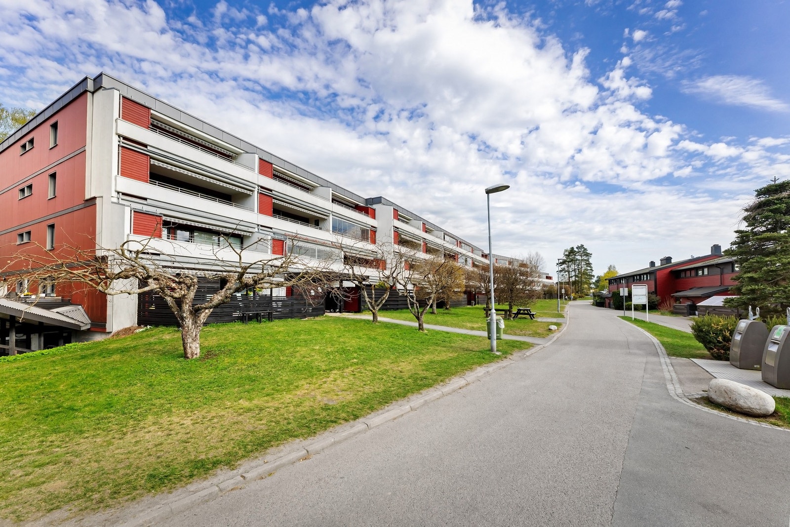 Leiligheten har en svært attraktiv beliggenhet i et veletablert og idyllisk boligområde på Nordseter/Kastellet, sentralt mellom Sæter og Holtet Galleribilde