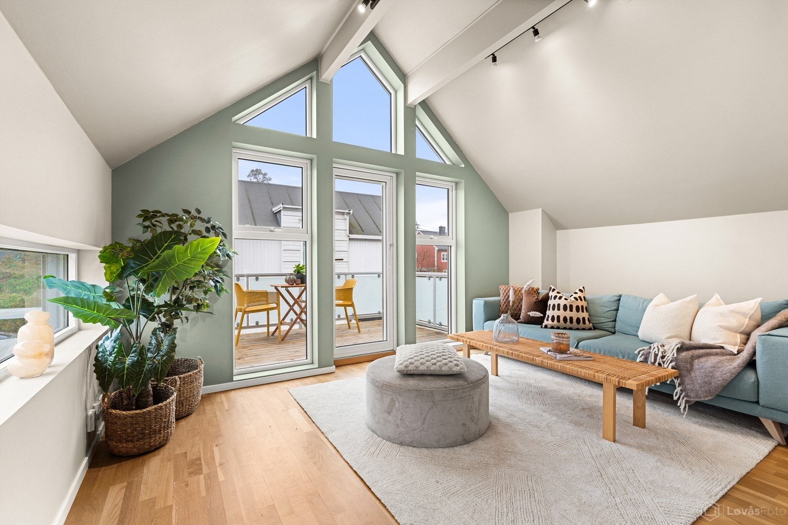 Lys og innbydende stue med god plass til sofagruppe og tv-seksjon. Galleribilde