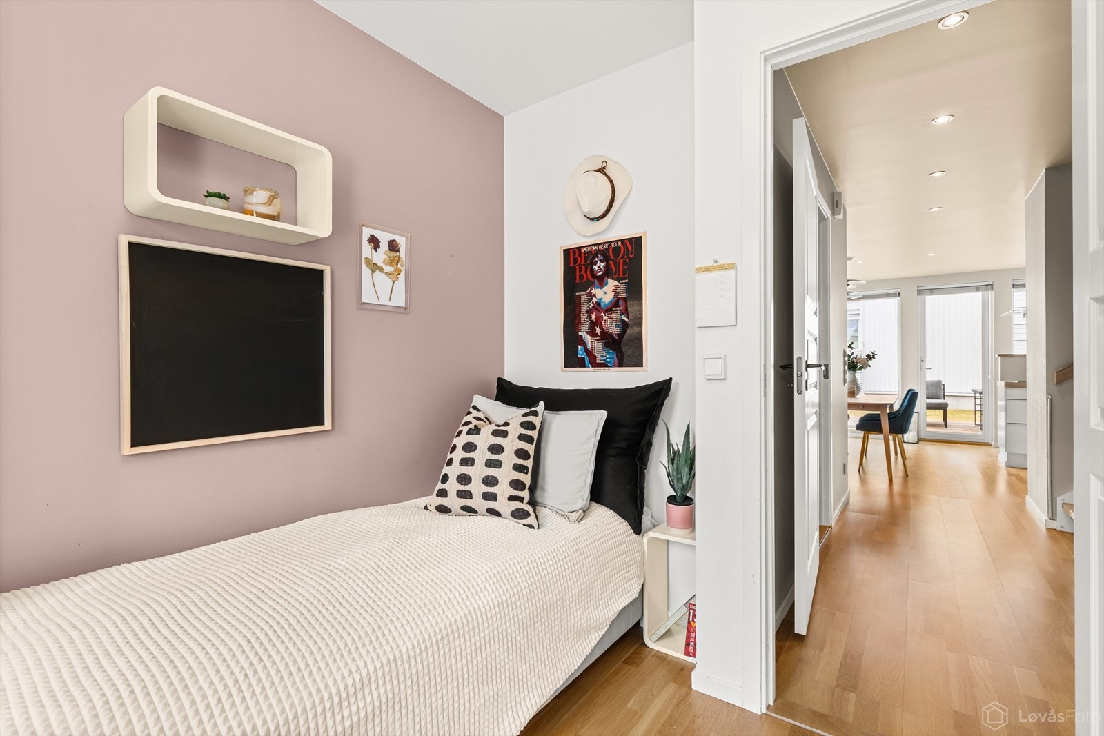 Her er det fin plass til seng, skrivebord og garderobeløsning. Galleribilde