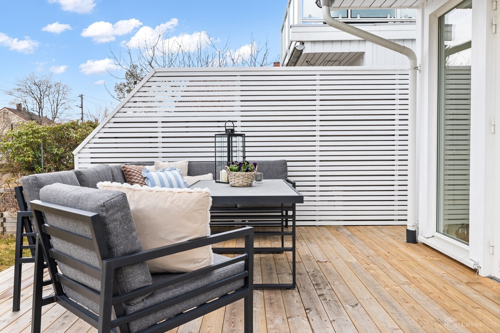 Fra spisestue- og kjøkken er det adkomst til romslig terrasse på hele 31 m². Skjermet uteplass med god plass til sittegrupper, grill m.m. Galleribilde