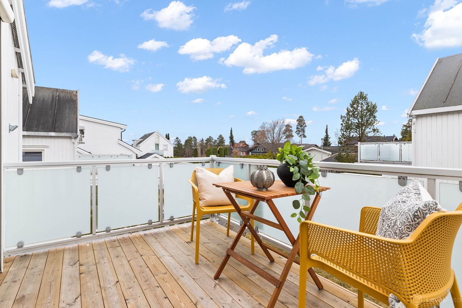 Fra stue er det utgang til hyggelig balkong på ca. 7 m² med fin plass til utemøbler, grill m.m. Her kan du nyte morgenkaffen og hyggelig utsyn. Galleribilde