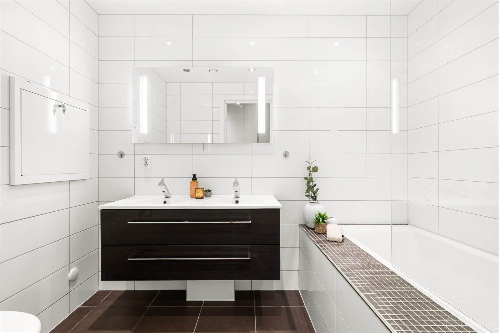 Baderom III | Flislagt og pent bad fra 2010. Badet er innredet med vegghengt toalett, servant med skuffer og innebygd badekar. Galleribilde