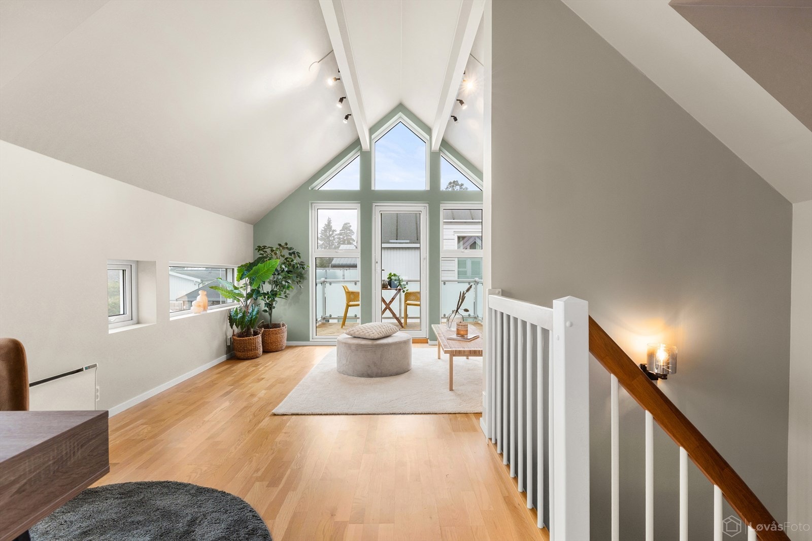 Store vindusflater gir gode lys- og solforhold. Galleribilde