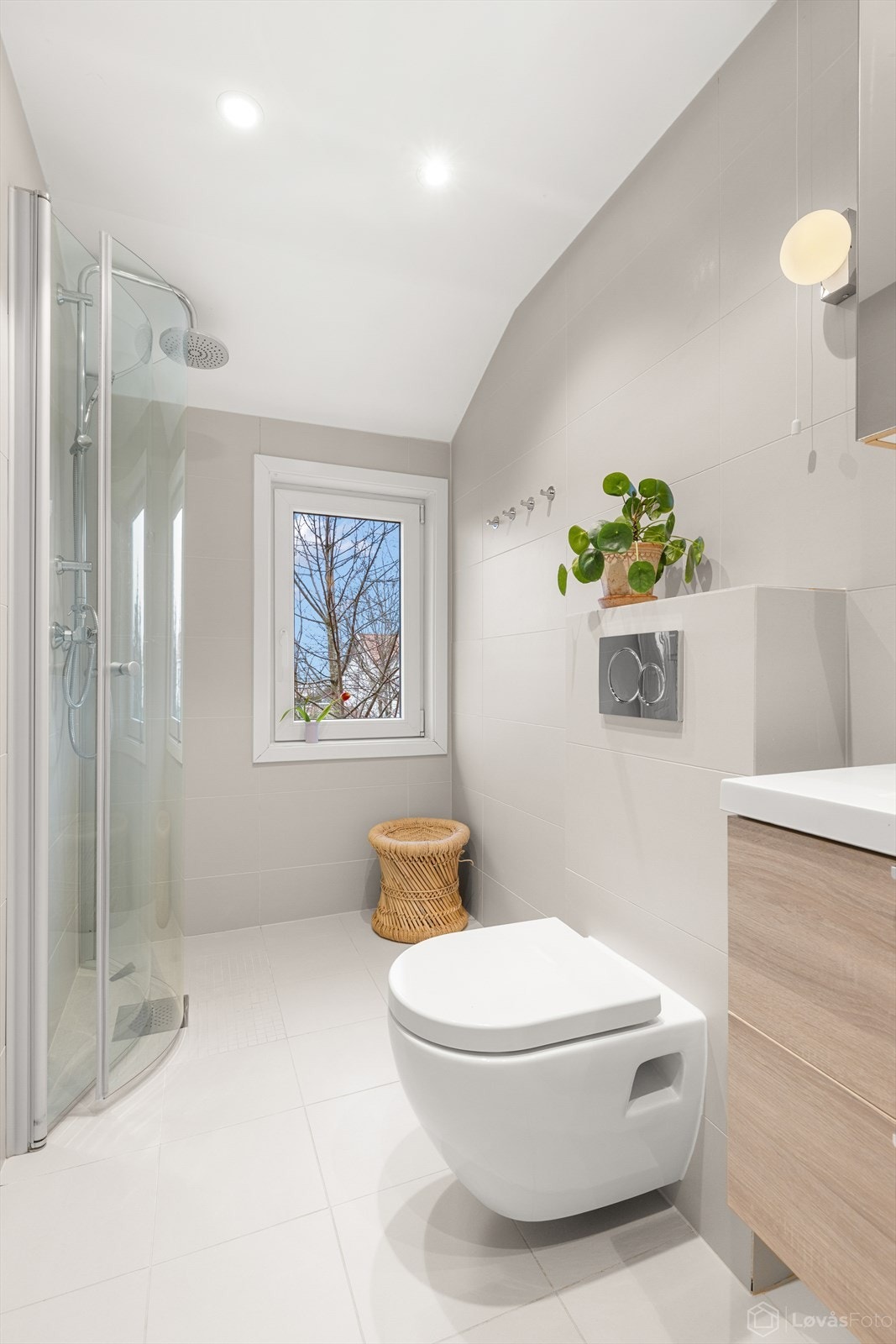 Badet er innredet med dusjhjørne, vegghengt WC og servant m/skuffer. Galleribilde