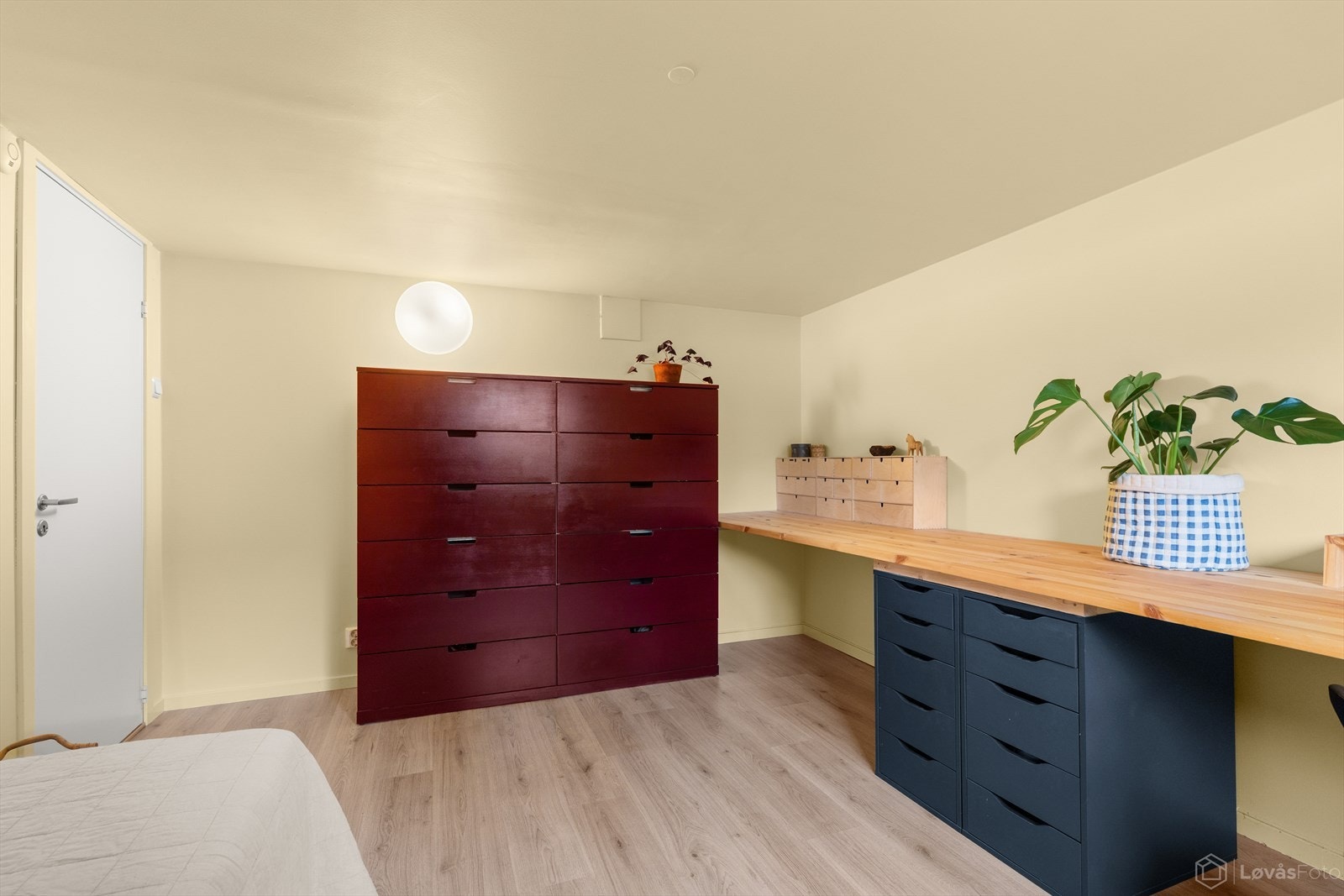 Romslig rom med rikelig lagringsplass. Galleribilde