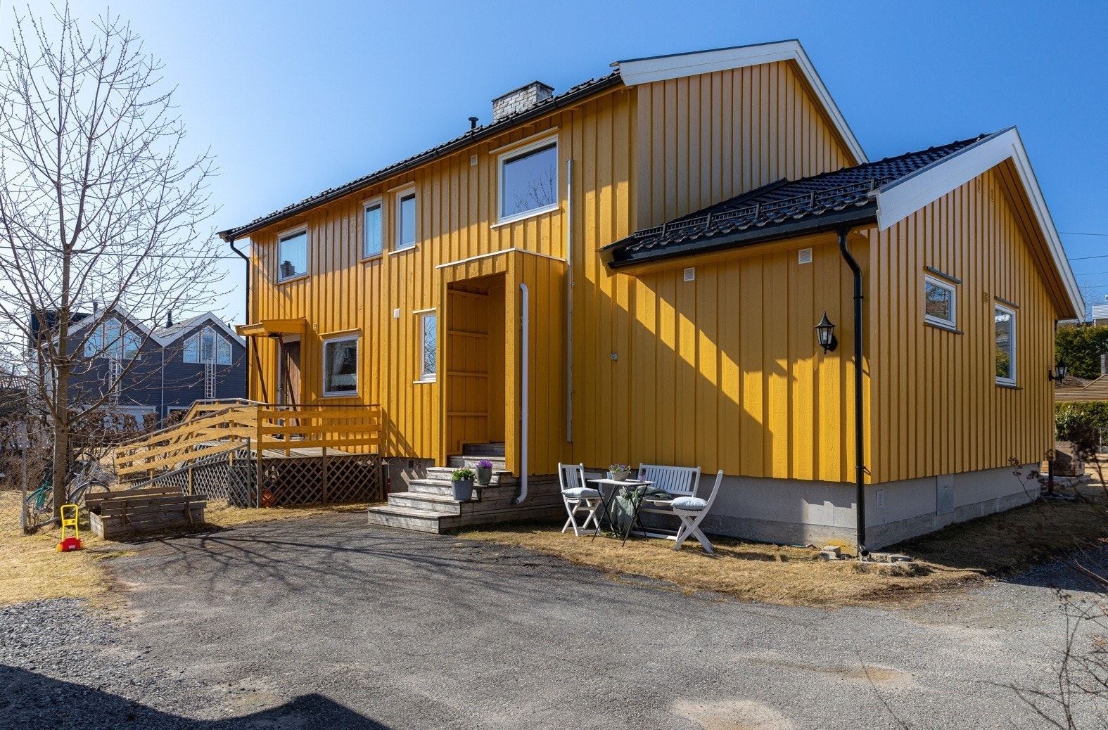 Pent opparbeidet gårdsplass. På baksiden ved inngangspartiet er det en stor østvendt bakhage med morgensol og god plass til trampoline. Galleribilde