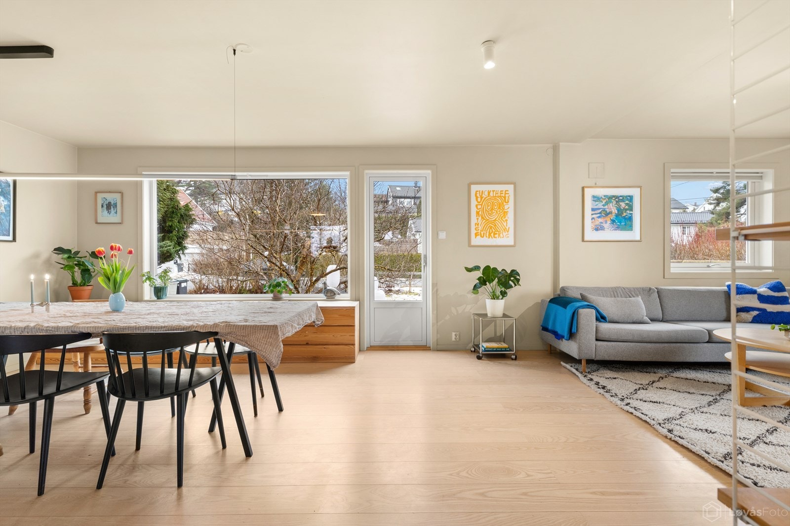 Flott halvpart av tomannsbolig over 3 plan med stor terrasse, hage og nyere dobbelgarasje. Galleribilde