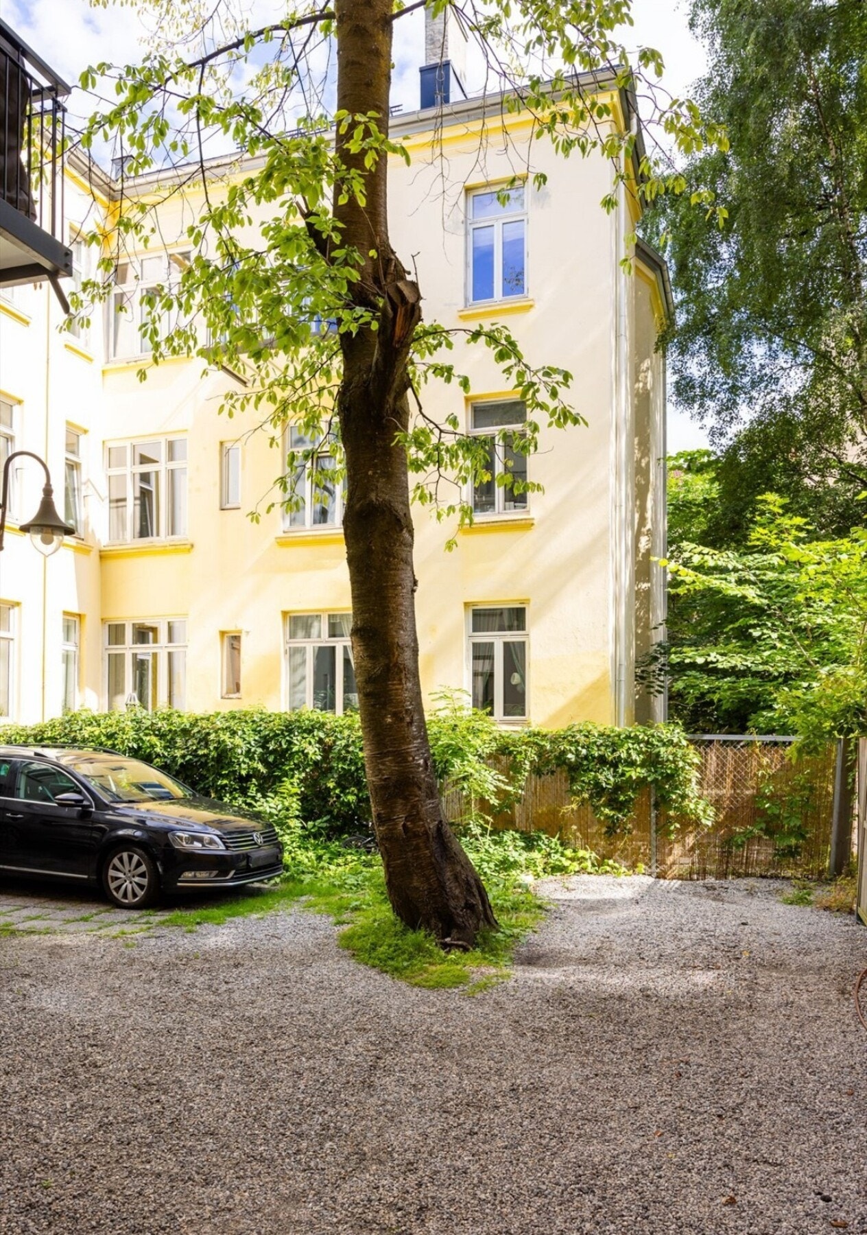 Det er 3 stk. p-plasser i bakgården som fordeles mellom seksjonene pr halvår av gangen. Se mer info i salgsoppgaven. Galleribilde