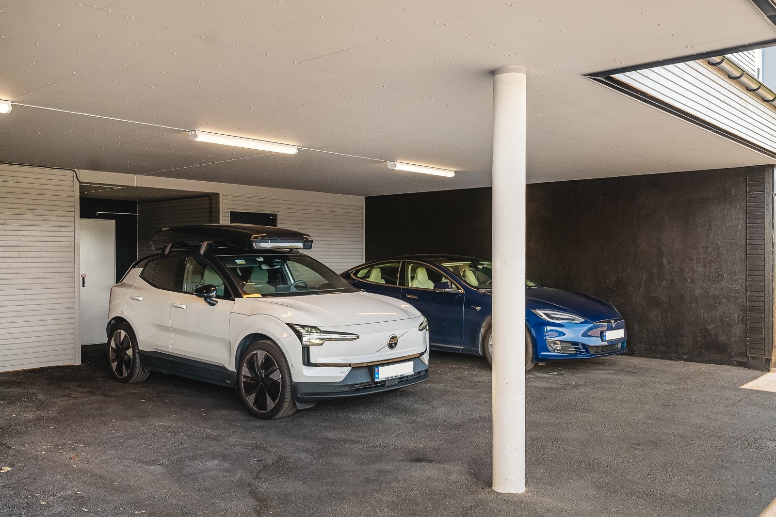 - Boligen disponerer parkering i carport med plass til to biler og elbillader, samt egen gjesteparkering - Galleribilde