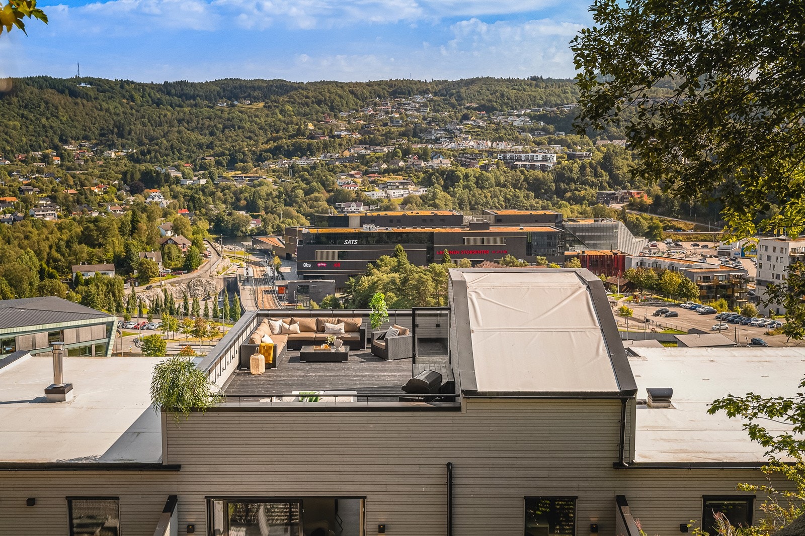 - Herfra er det utgang til den imponerende takterrassen på hele 56 m² - Galleribilde