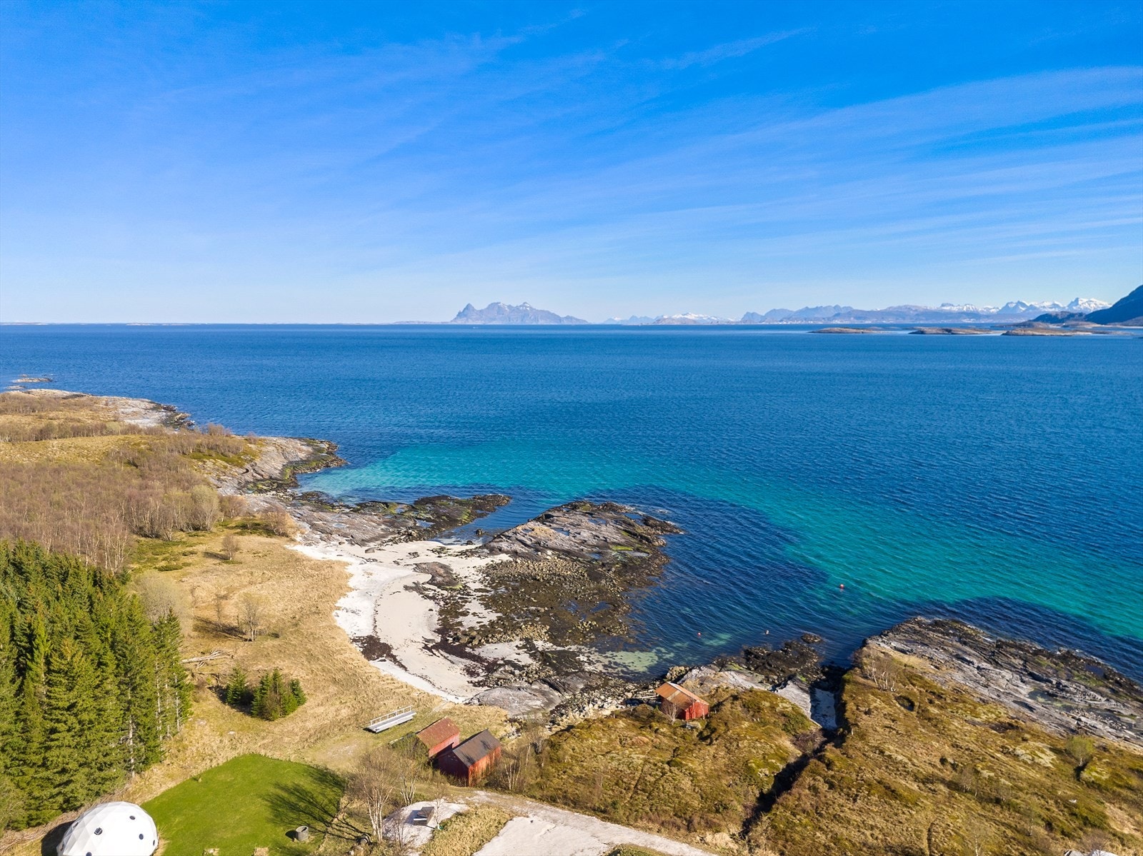 I tillegg til hovedstranden finnes det flere små, usjenerte viker og svaberg langs kysten. Galleribilde