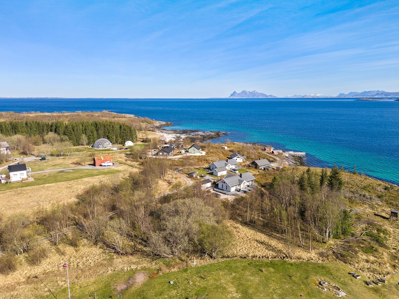 Kystlinjen er variert og innbydende, med en blanding av svaberg, små viker og frodig vegetasjon. Galleribilde