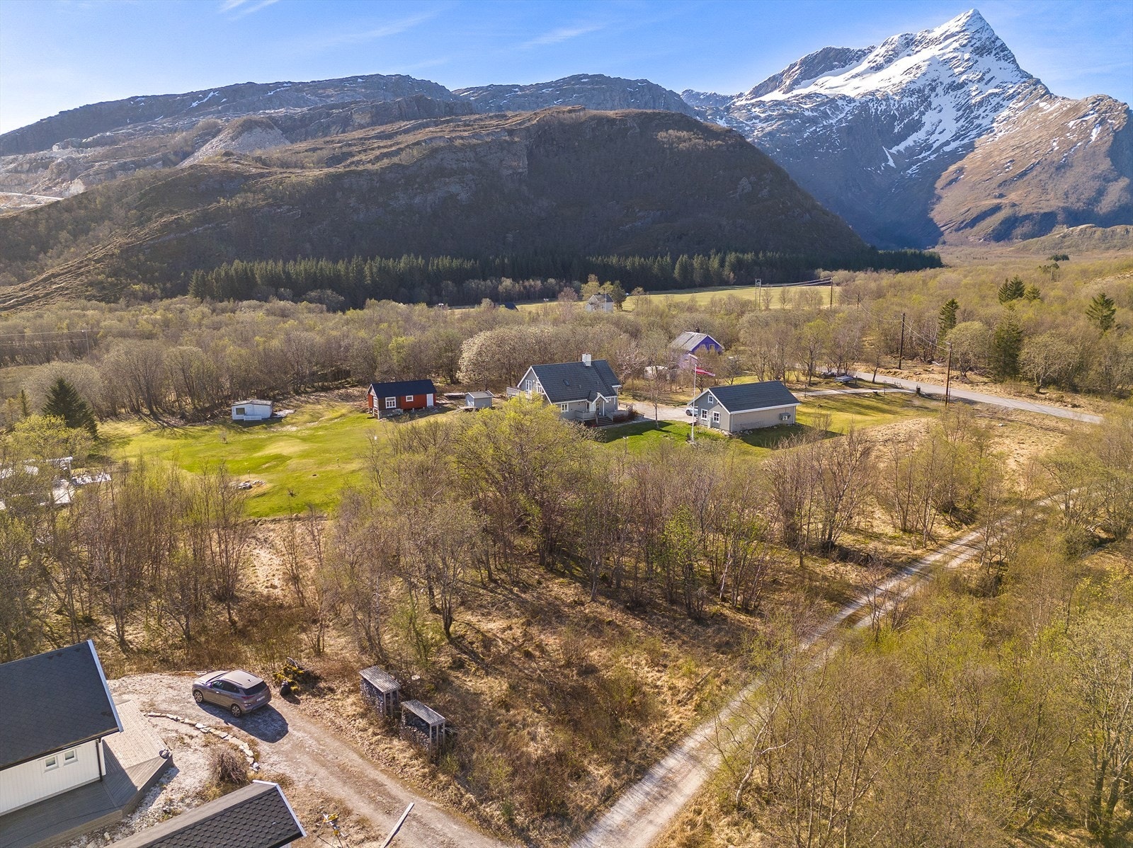 Tomten ligger i et luftig hytte- og boligområde, hvor man har både privatliv og et veletablert naboskap. Galleribilde