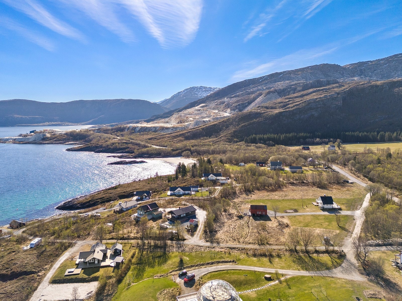 Landskapet er preget av sterke kontraster, fra det grønne kulturlandskapet til de rå, mektige fjellformasjonene. Galleribilde