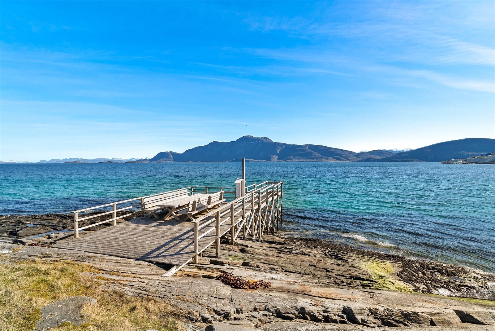 Bryggen er et ideelt utgangspunkt for bading og fiske, eller som en privat uteplass for å nyte utsikten over fjorden. På vinteren tas brygga inn, den synes derfor ikke på bildene i dag. Galleribilde