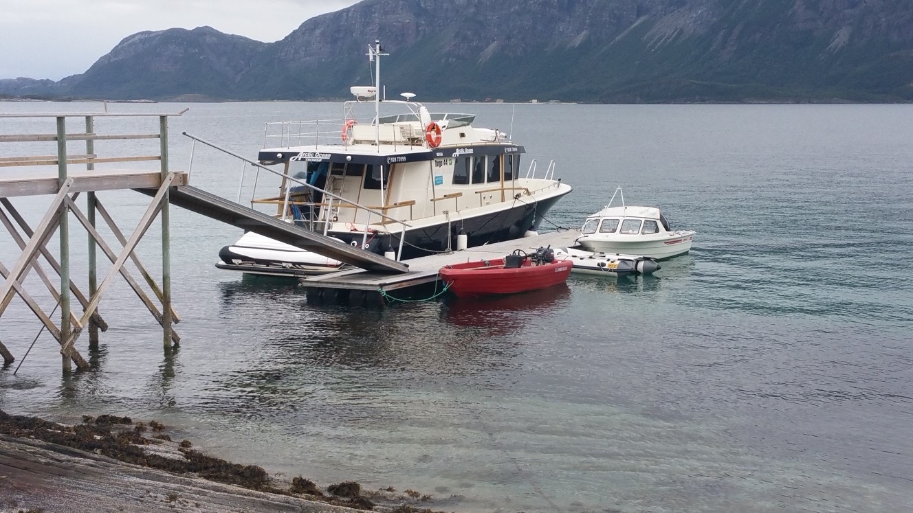 Selgers private bilde som viser flytebrygga i nærheten. Selger opplyser at det er mulighet for å benytte flytebrygge i nærheten, men at vilkår for dette må avtales konkret med selger utenom salget. Galleribilde