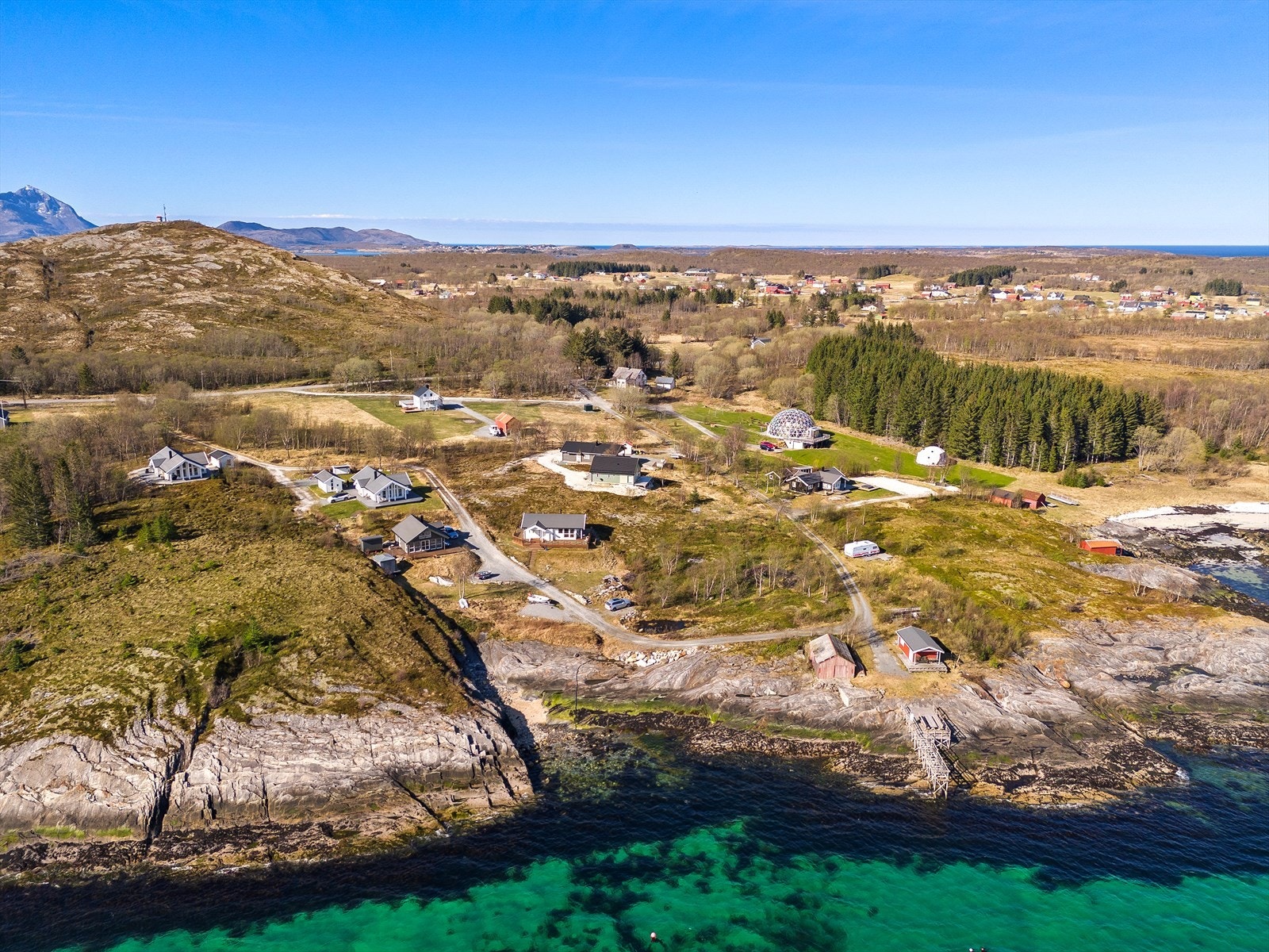 Hele området fremstår som en kystperle, med bebyggelse som er fint integrert i det naturlige landskapet. Galleribilde