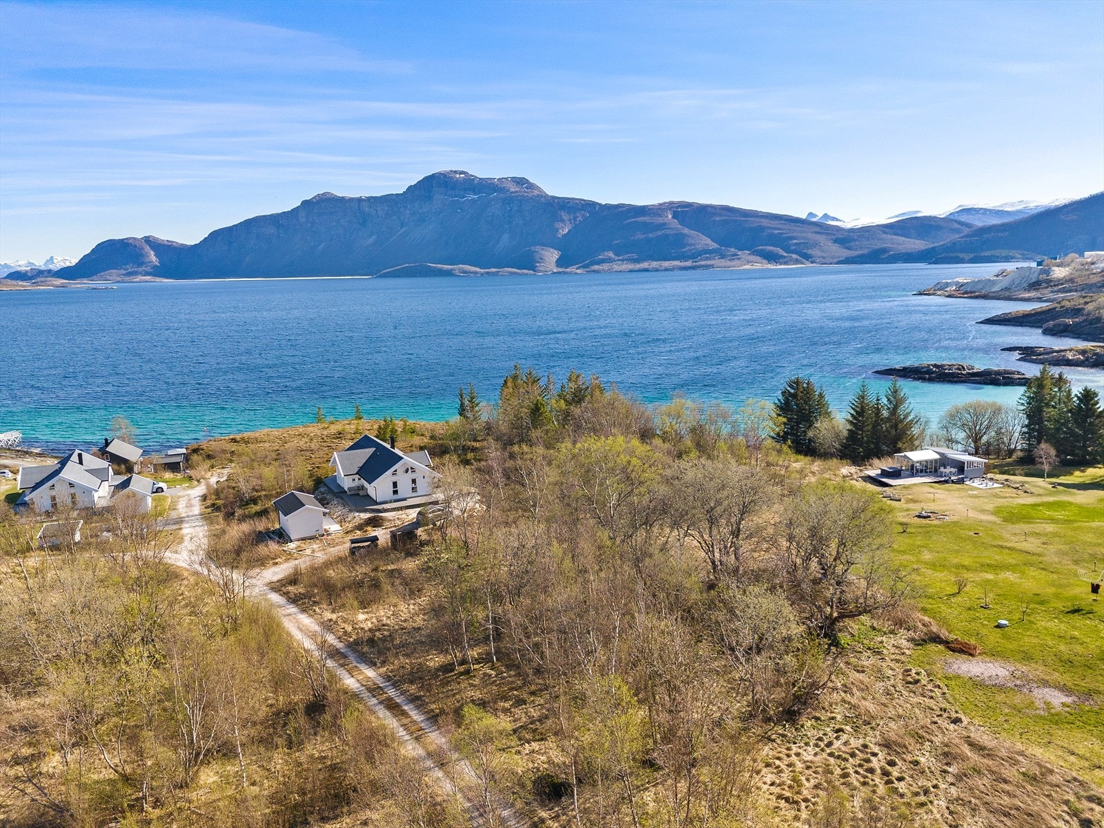 Christian Strandheim Jørgensen v/ DNB Eiendom presenterer denne nydelige hyttetomten ved Flosanden/Mårnes. Tomten har en usjenert og tilbaketrukket plassering med utsikt over fjorden og det omkringliggende landskapet. Galleribilde
