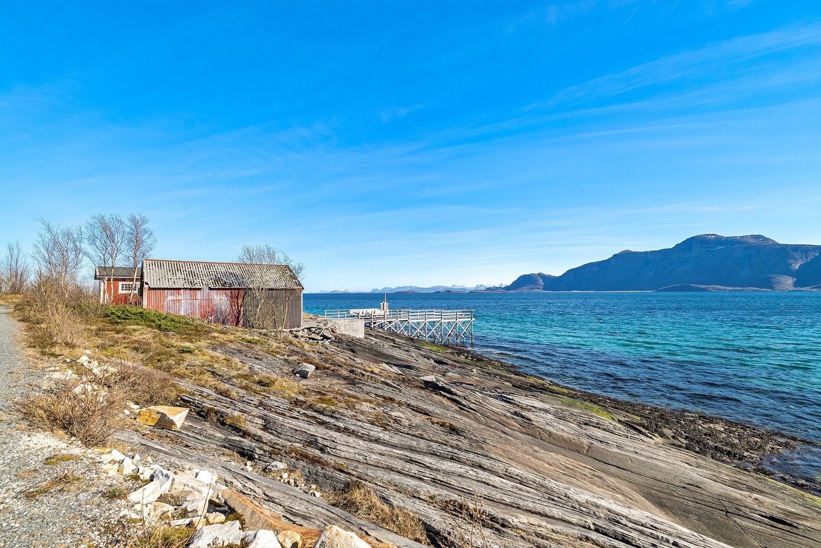 Langs strandlinjen finner man en brygge og ellers bebyggelse med fin kystkarakter. På vinteren tas brygga inn, den synes derfor ikke på bildene i dag. Selger opplyser at det er mulighet for å benytte flytebrygge, men at vilkår må avtales etter salg. Galleribilde