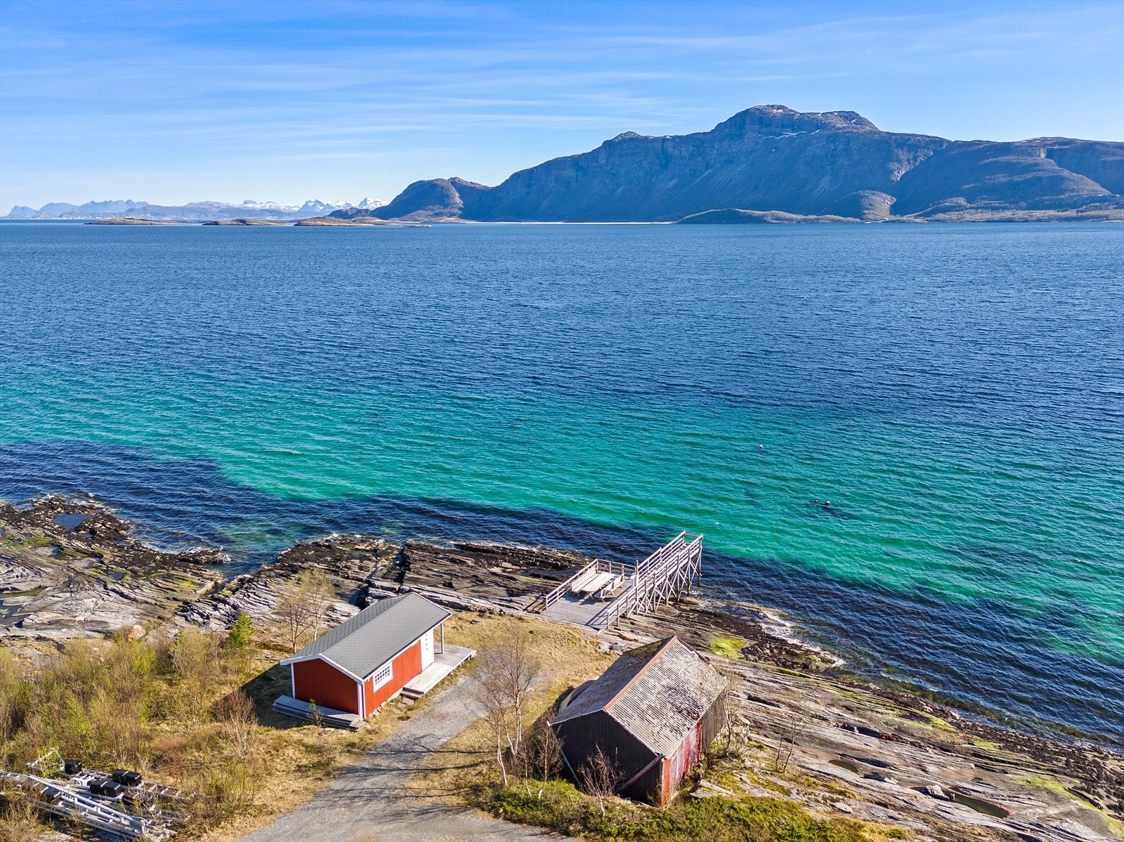 Bryggen i nærområdet gir enkel tilgang til sjøen for båtliv og rekreasjon. Selger opplyser at det er mulighet for å benytte flytebrygge i nærheten, men at vilkår for dette må avtales konkret med selger utenom salget. Galleribilde