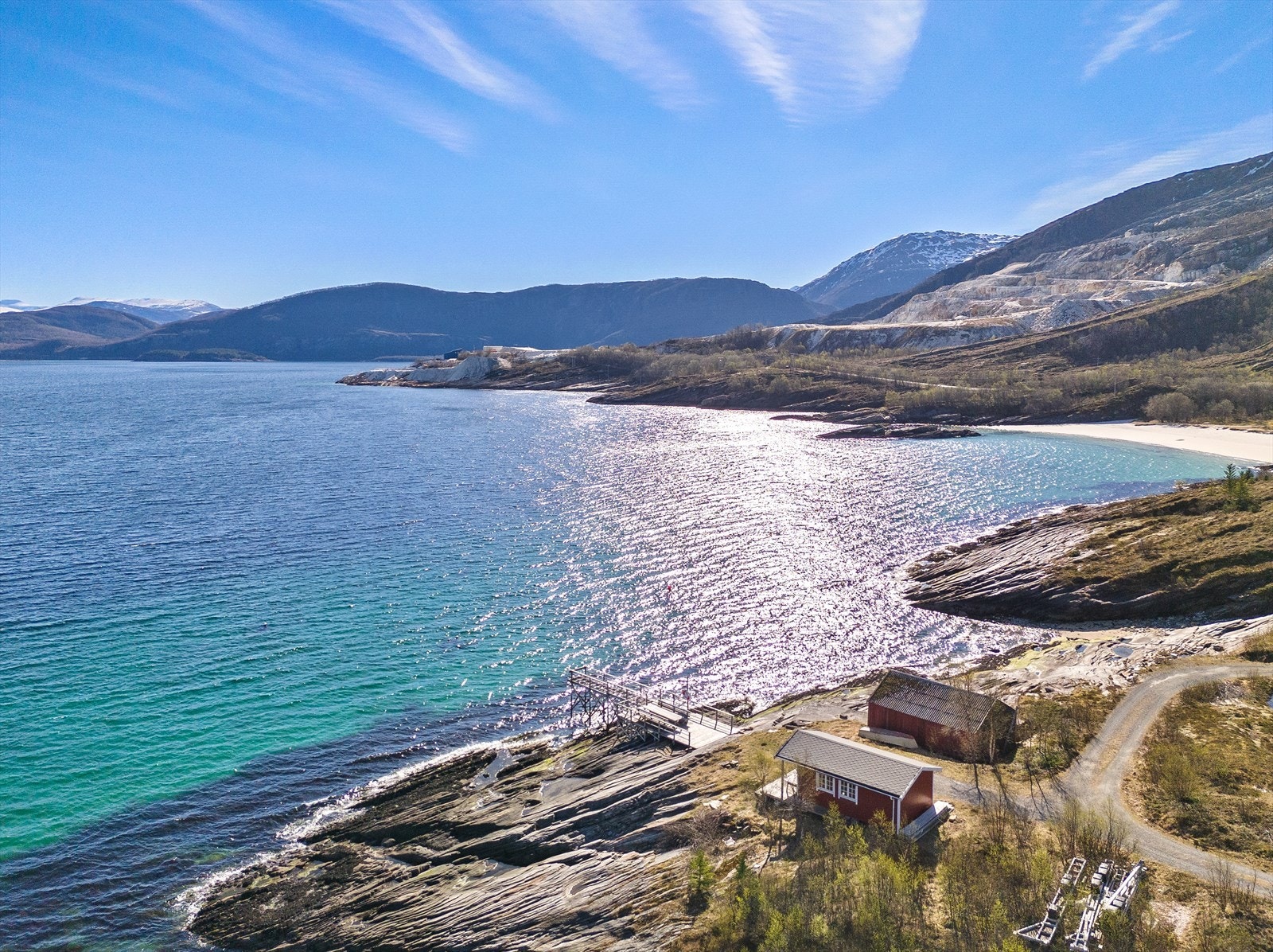 En sjelden mulighet i et landskap der mektige fjell møter en kystlinje med glatte svaberg og kritthvite sandstrender. Galleribilde