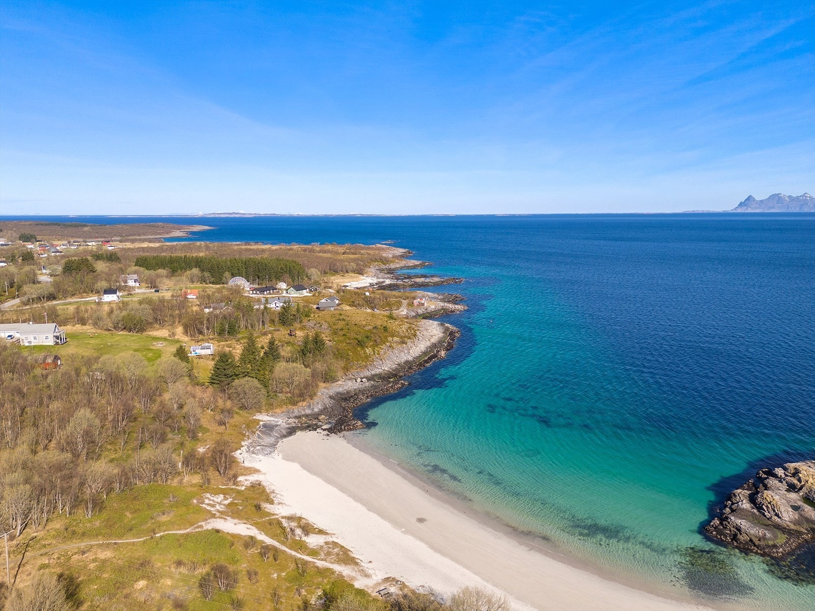 Den lange, buktende kystlinjen med sin hvite sandstrand er et definerende trekk ved dette unike området. Galleribilde