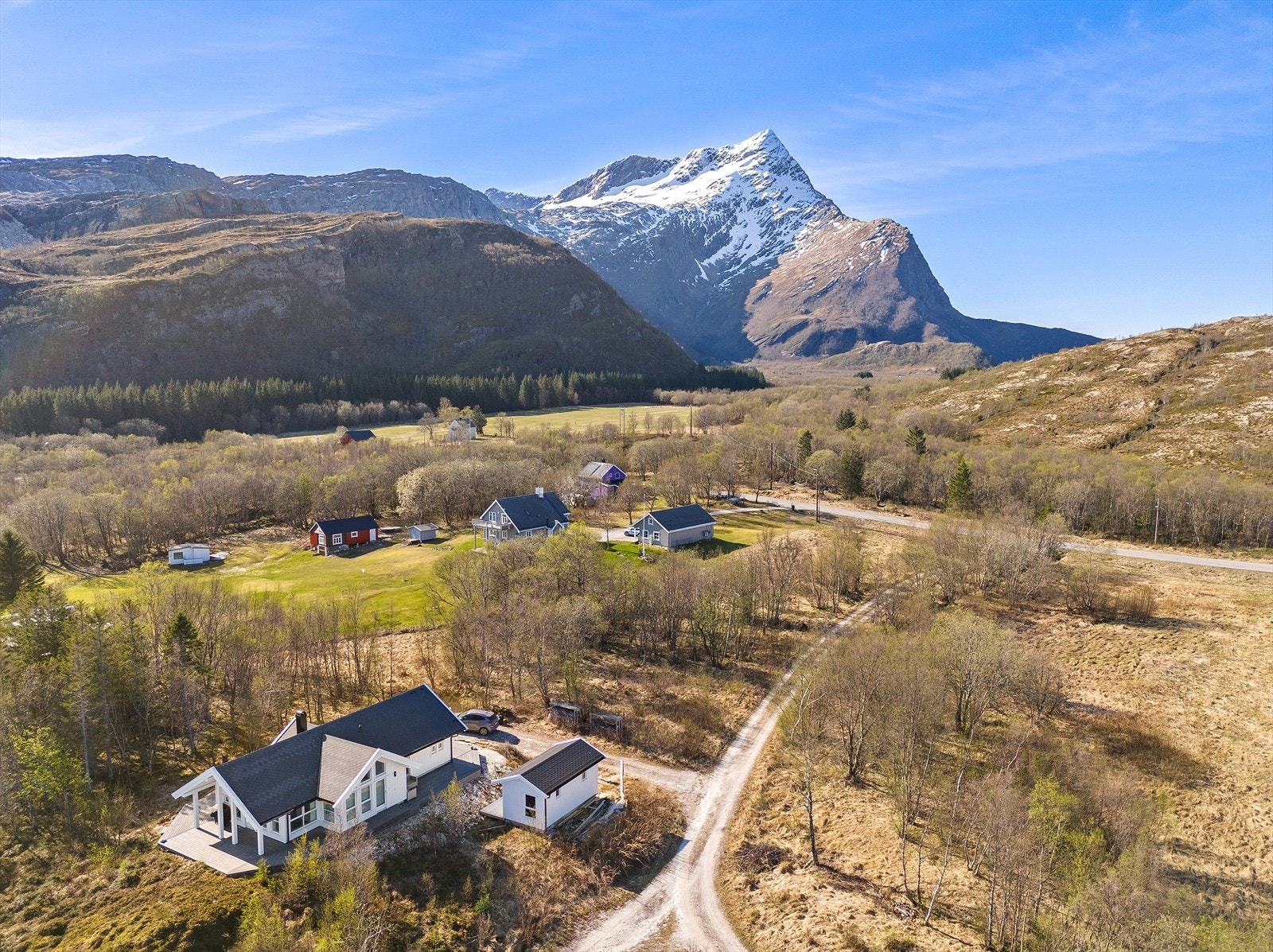 Beliggenheten er en del av et åpent og etablert område med spredt bebyggelse, omkranset av storslått natur. Galleribilde