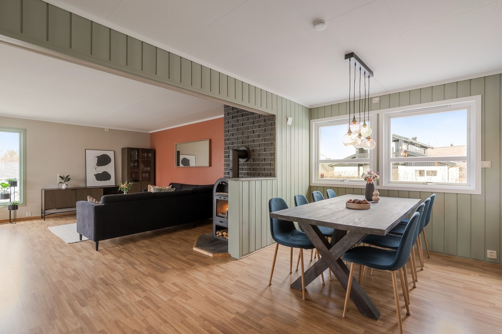 Stuen har en naturlig plassering til spisebord. Galleribilde