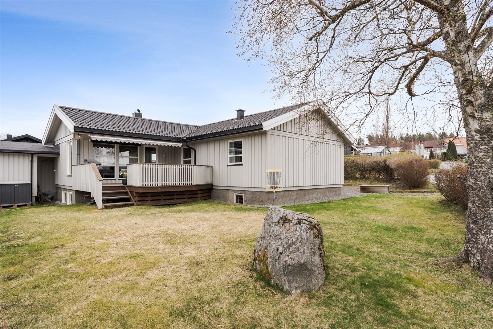 I hagen er det godt med plass til trampoline til barna. Galleribilde