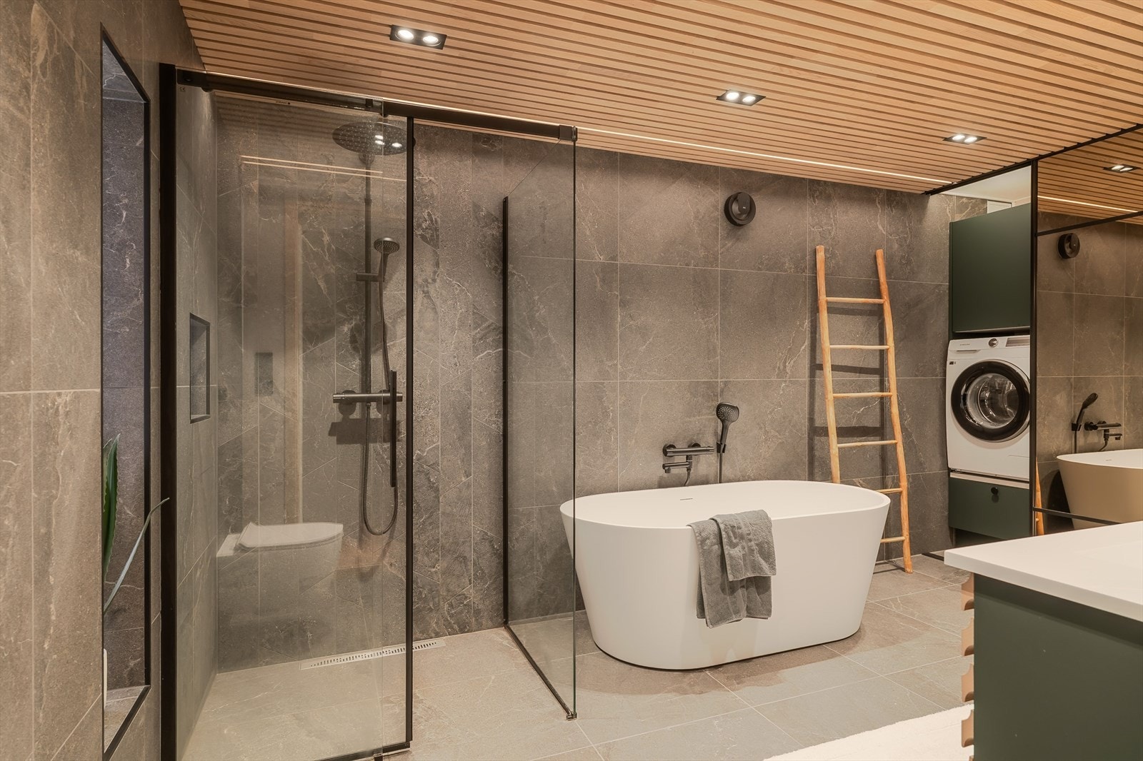 Badet holder en høy standard og er utstyrt med en lekker dusjløsning med nisjehylle, badekar, toalett samt en flott dobbel servant med opplyst speil. Galleribilde