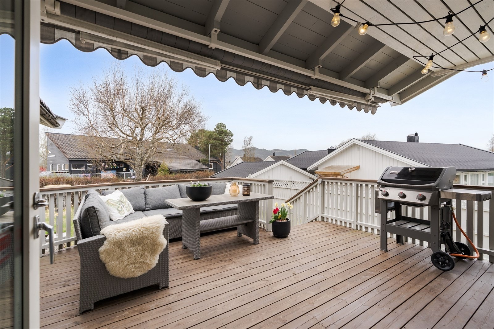 Fra stuen er det utgang til en fantastisk terrasse på ca. 20 kvm- et flott uterom med gode solforhold og plass til både sittegruppe og grill. Galleribilde